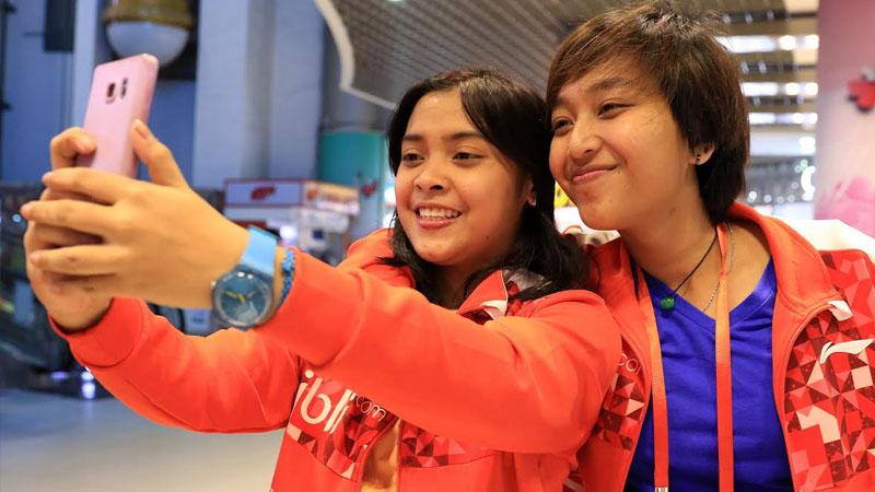 Ni Ketut Mahadewi dan Rosyita Eka Putri Sari melakukan selfie.